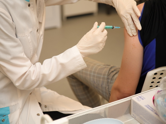 Вместо второй дозы препарата от COVID-19 петербурженке по ошибке поставили вакцину от гриппа