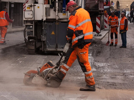 В Смоленске начался ремонт дороги к поселку Торфопредприятие