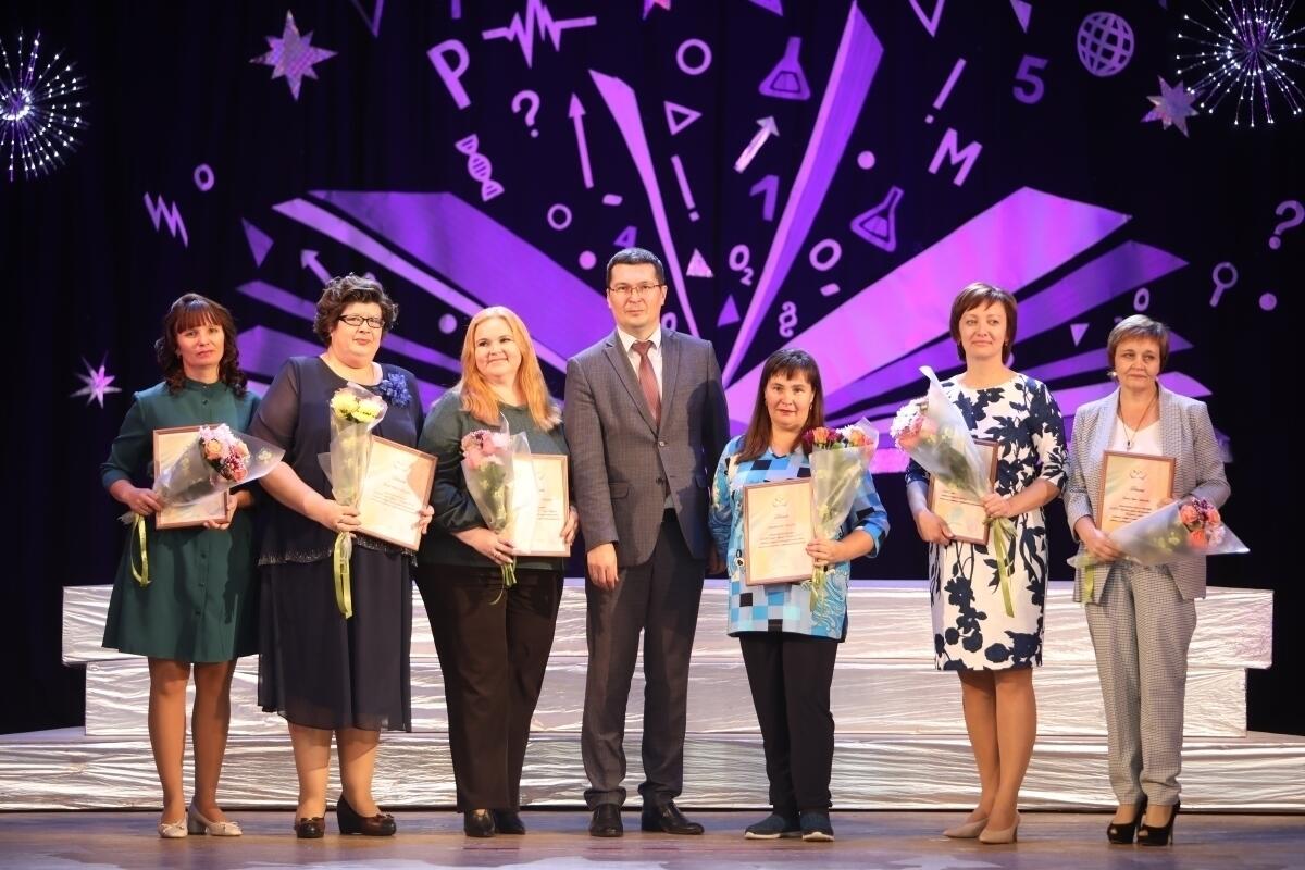 День учителя курган. Колледж ефанова тула. Награждение учитель года. День учителя курган. С.
