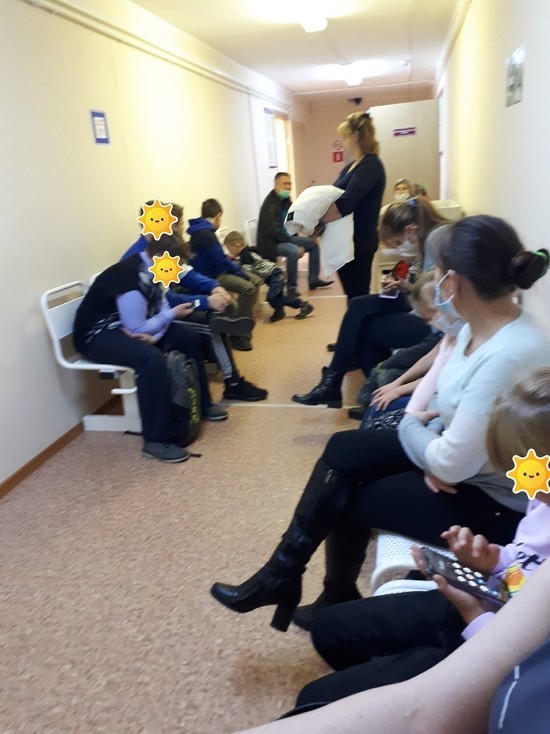 Дети ждут несколько часов: огромные очереди к педиатру возмутили родителей в Лабытнанги