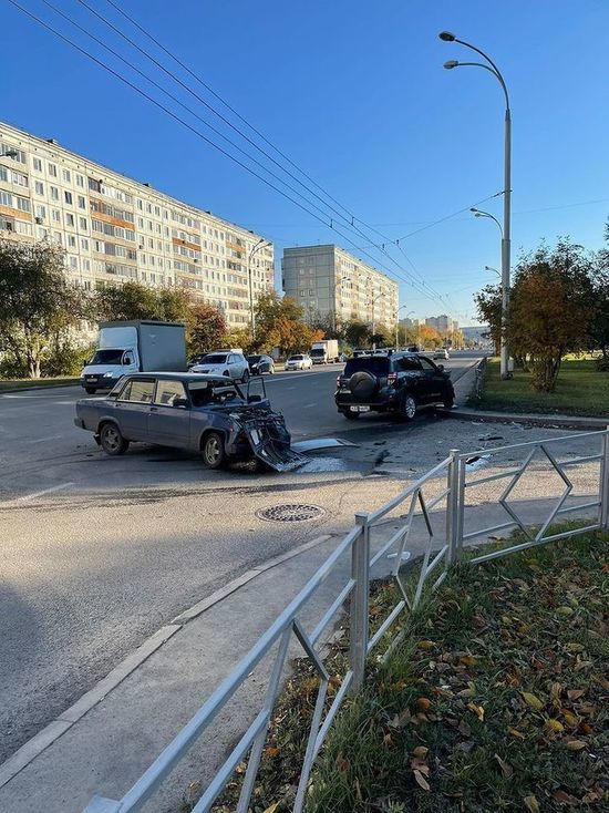 В Кемерове разворотило бампер ВАЗа после столкновения с иномаркой