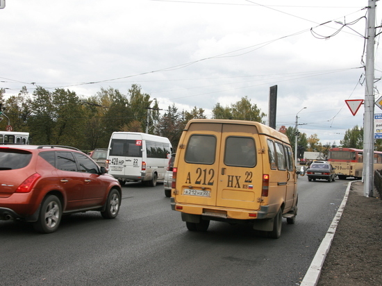 В Барнауле автобусы не забрали одинокую плачущую школьницу с остановки