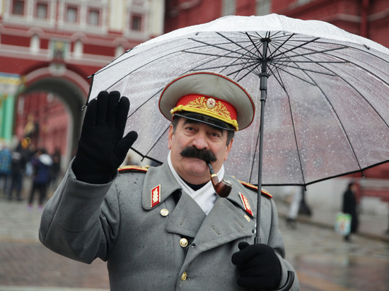 В школе Красноярска концерт ко Дню учителя прошел под портретом Сталина