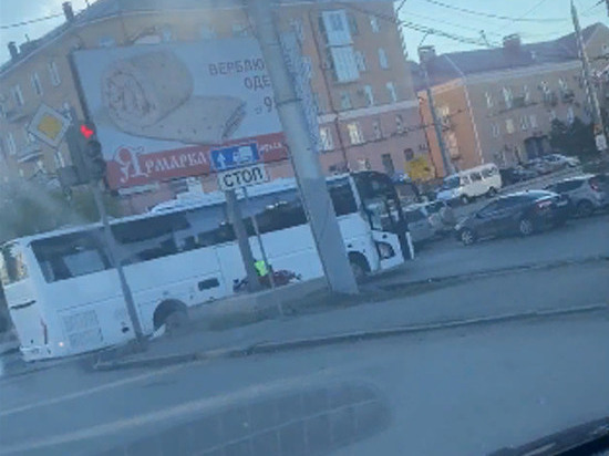 Автобус застрял и создал пробку в центре Омска на месте новой развязки