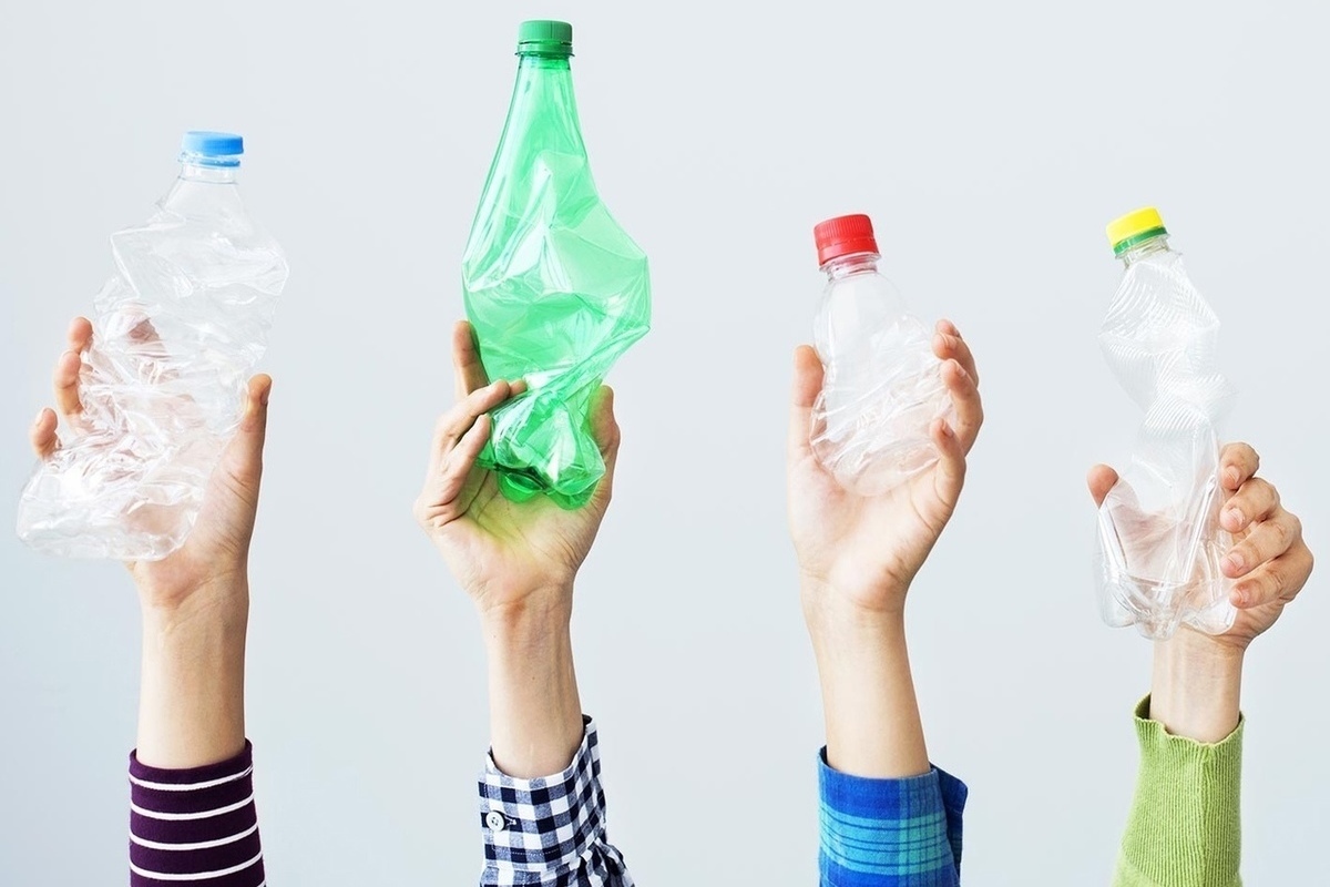 Con que se hacen las botellas de plastico