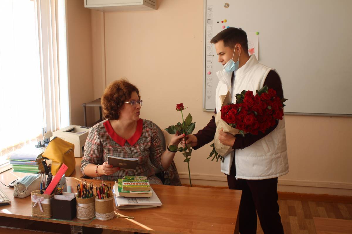 Молодогвардейцы Костромской области поздравили учителей с их профессиональным праздником