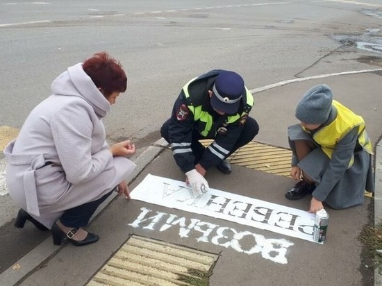 Предупреждающие надписи для родителей появились у пешеходных переходов Нижнекамска