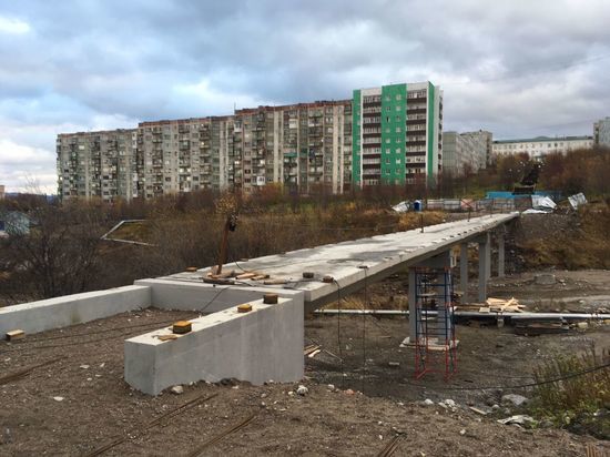 В Полярном завершается строительство нового пешеходного моста