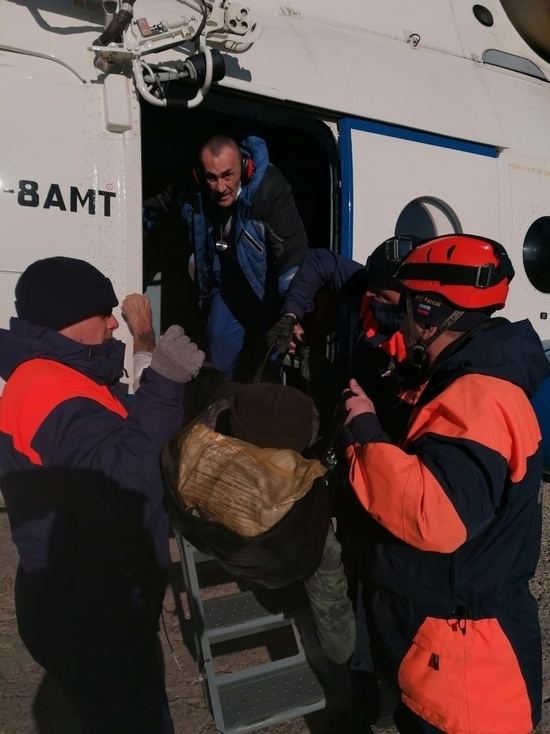 Спасатели Колымы помогли довезти тяжелобольного до больницы