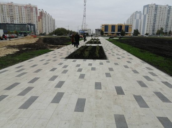 В Курске в сквере на проспекте Клыкова появились фонтан, скамейки, урны