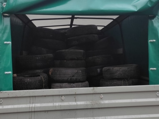 Регоператор вывозит старые шины с контейнерных площадок Петрозаводска