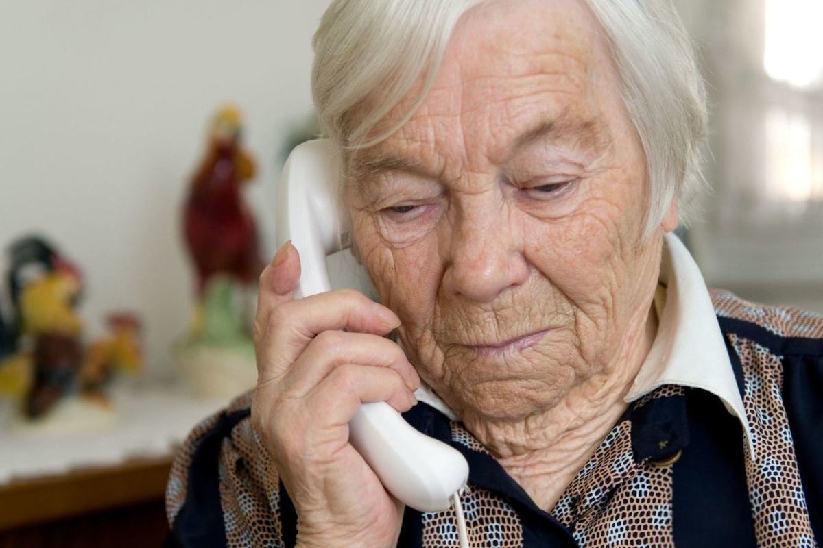 Call grandma. Бабушка с мобильником. Пенсионерка с телефоном. Пожилая женщина с телефоном. Бабуся с телефоном.