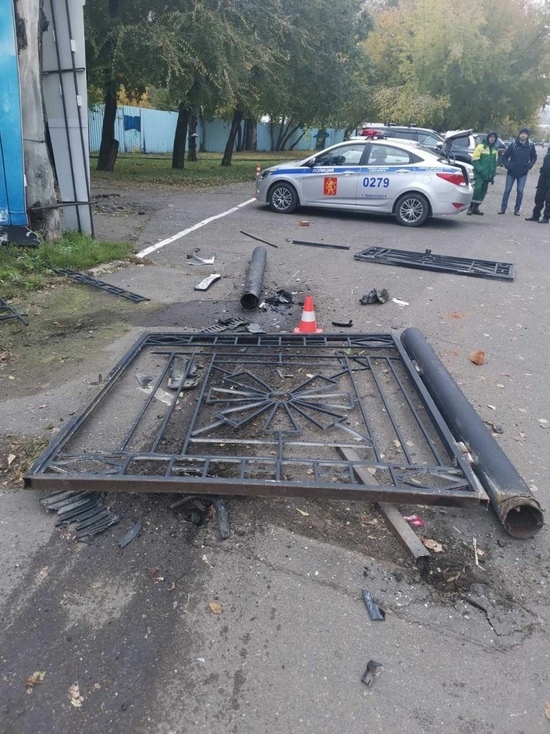 Водитель Mercedes снес ворота Центрального парка в Красноярске и скрылся
