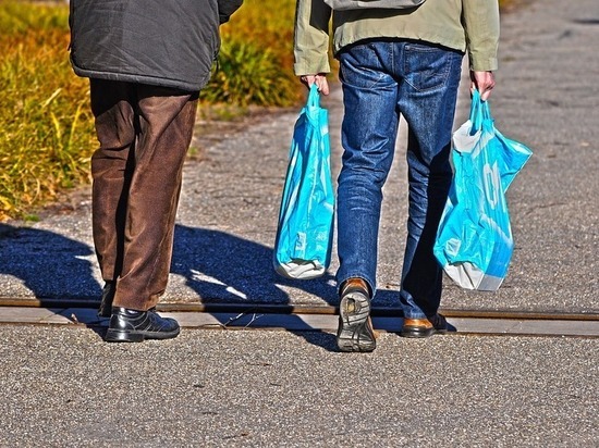 Смолянин предложил помощь женщине, а после унес ее сумку с едой
