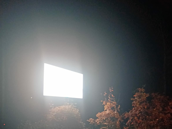 Жители Тулы жалуются на очень яркий рекламный экран, мешающий спать