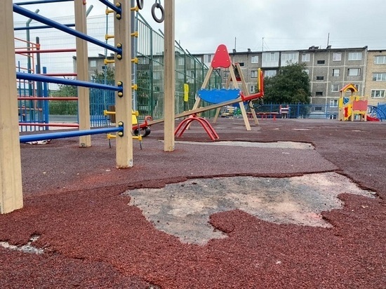  В Мурманской области власти исправляют нарушения в содержании детских площадок