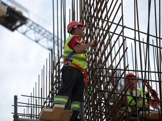 Правительство утвердило проект по привлечению 10 тысяч строителей из Узбекистана