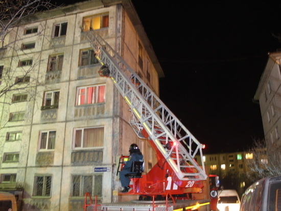 Квартира загорелась на Колымском шоссе в Магадане: пострадавший в больнице