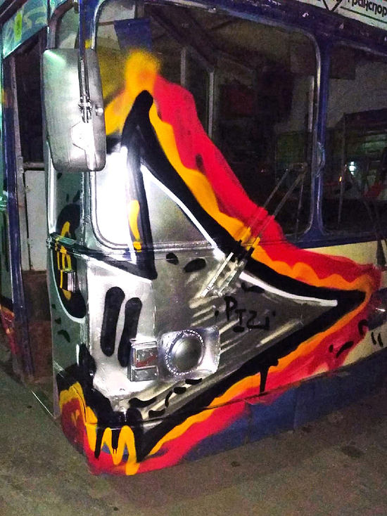Хулиганы разрисовали троллейбус в столице Карелии