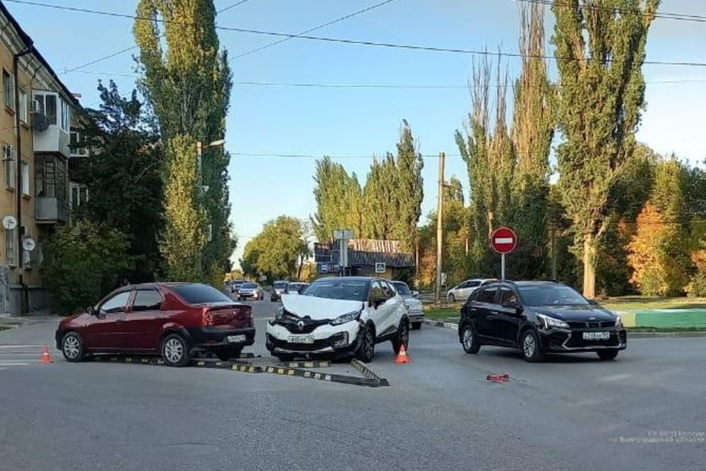 Дтп волжский. Кольцо СЭС Волжский. Авария Оломоуцкая мира 07.10.22. Волжский авария сегодня на Свердлова.