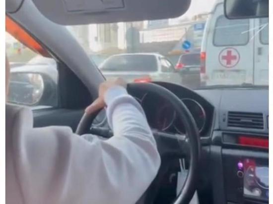 Спортсменка из Новосибирска объехала пробку на Mercedes за скорой помощью