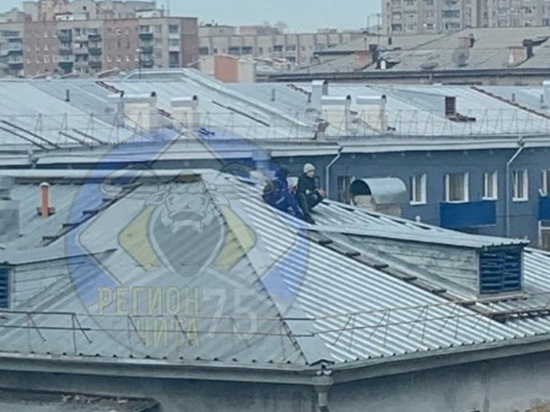 Подростков заметили на крыше пятиэтажки в центре Читы