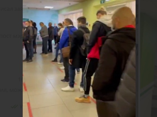 Очередь к врачу в белгородской поликлинике растянулась на весь коридор