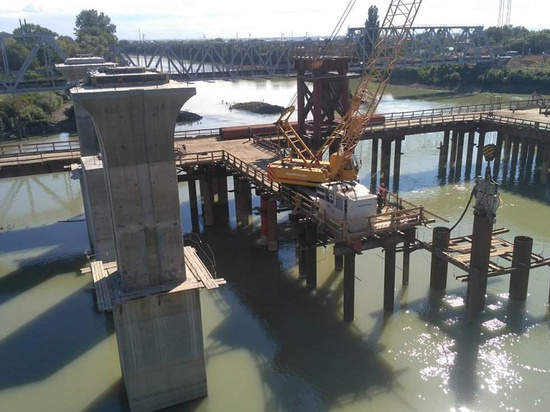 На Яблоновском мосту начали монтаж пролётных строений над водой