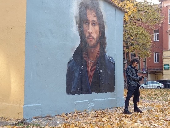 Сын Талькова с палкой наперевес встал на защиту граффити с портретом отца