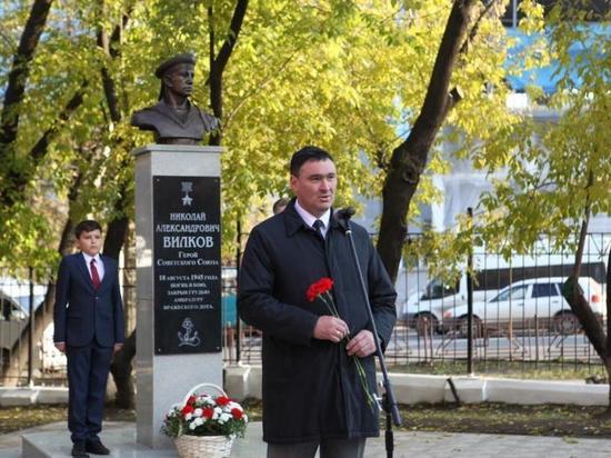 На территории иркутской школы № 71 открыли бюст – памятник Герою Советского Cоюза Н. А. Вилкову