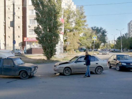 В тройном ДТП с фургоном в Волгограде пострадала 16-летняя девушка