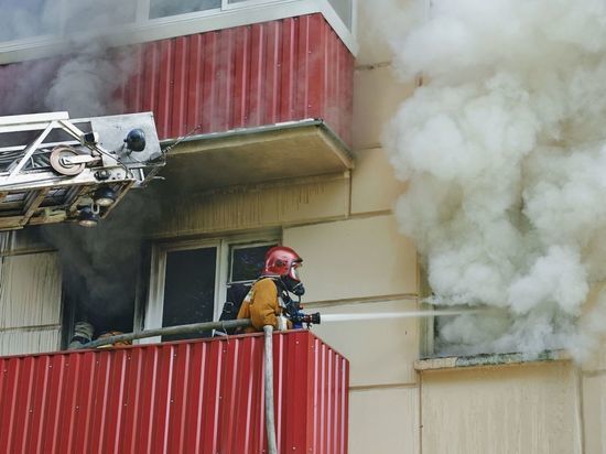 С пожаром в квартире под Всеволожском несколько часов боролись 12 спасателей