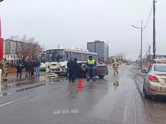 Водитель погиб, трое пострадавших: иномарка столкнулась с автобусом в Новом Уренгое