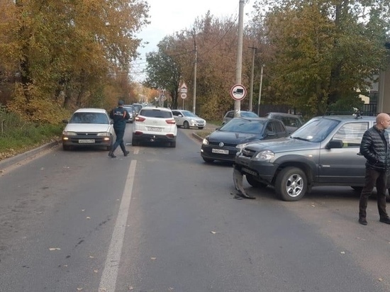 В Твери столкнулись три автомобиля