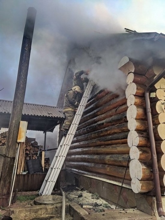 В Смоленском районе пожарные спасали загоревшуюся баню
