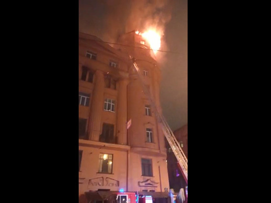 Опубликовано видео загоревшейся крыши дома на набережной Карповки