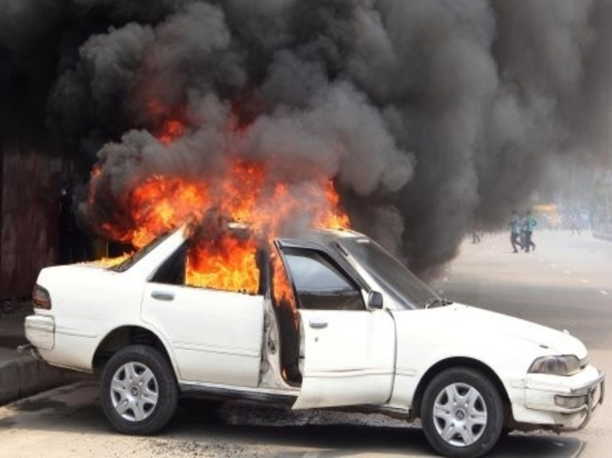 В Приморском крае пожарным пришлось тушить горящий автомобиль