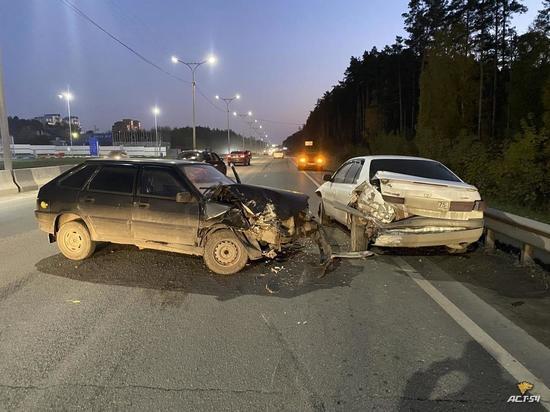 Женщина-водитель на «Ладе» пострадала в ДТП на Бердском шоссе в Новосибирске