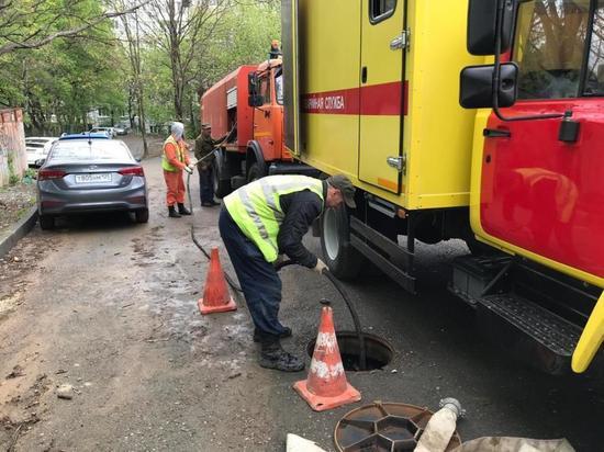 Дорожники во Владивостоке промоют и почистят ливневки