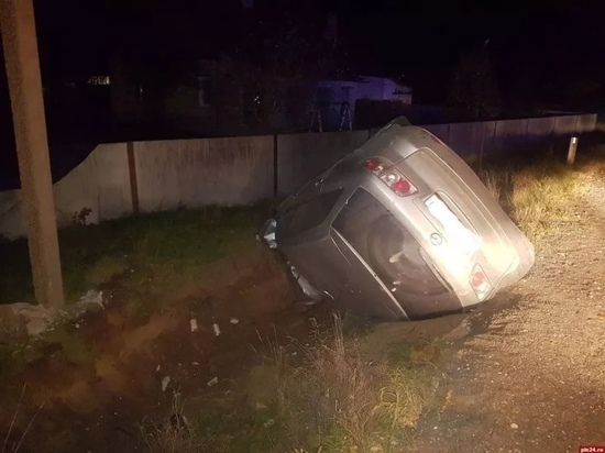 Покинувшего место аварии водителя иномарки разыскивают под Псковом