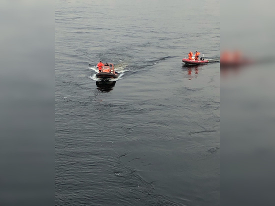 Спасатели прочесывают Неву в поисках пропавшего после ДТП на Большеохтинском мосту мужчины