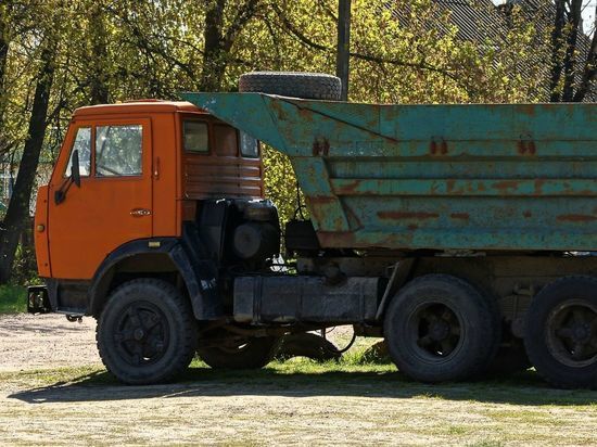 В Ломоносовском районе ищут водителя КАМАЗа, высыпавшего на частную территорию гору мусора