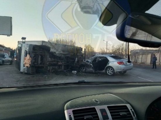 Три человека пострадали в ДТП с грузовиком на Трактовой в Чите