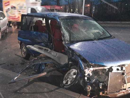 Водитель Mazda Demio погиб в тройном ДТП на улице Большой в Новосибирске
