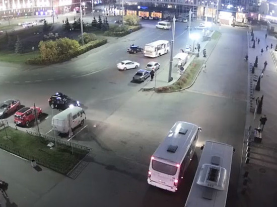 Пешеход попал под колёса автобуса у ж/д вокзала в Петрозаводске