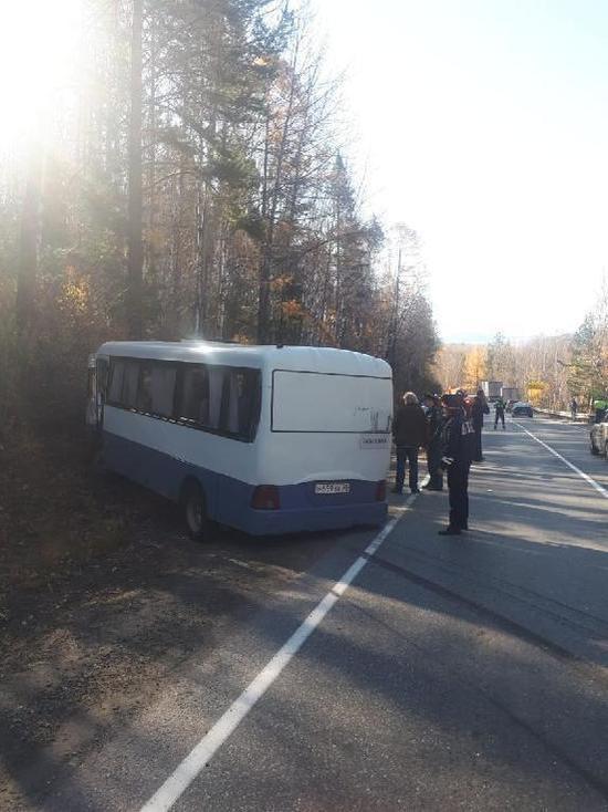 В Слюдянском районе столкнулись большегруз, автобус и иномарка