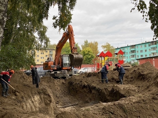 Мужчина упал в вырытую при ремонте теплотрассы яму в Новосибирске