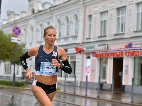 Омская легкоатлетка Марина Ковалёва выиграла полумарафон в Томске