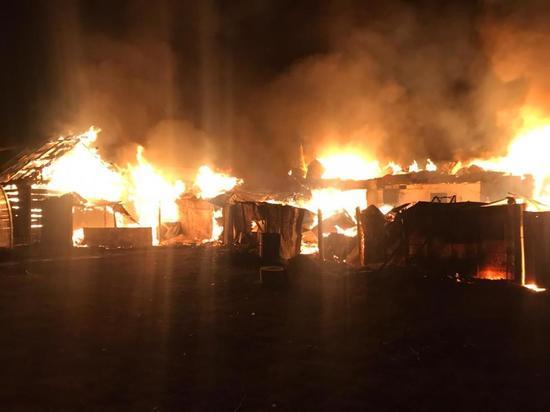 Крупный пожар уничтожил частный дом с гаражом в Чувашии.