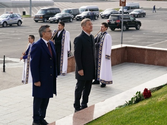 Радий Хабиров поздравил жителей Башкирии с Днем Республики